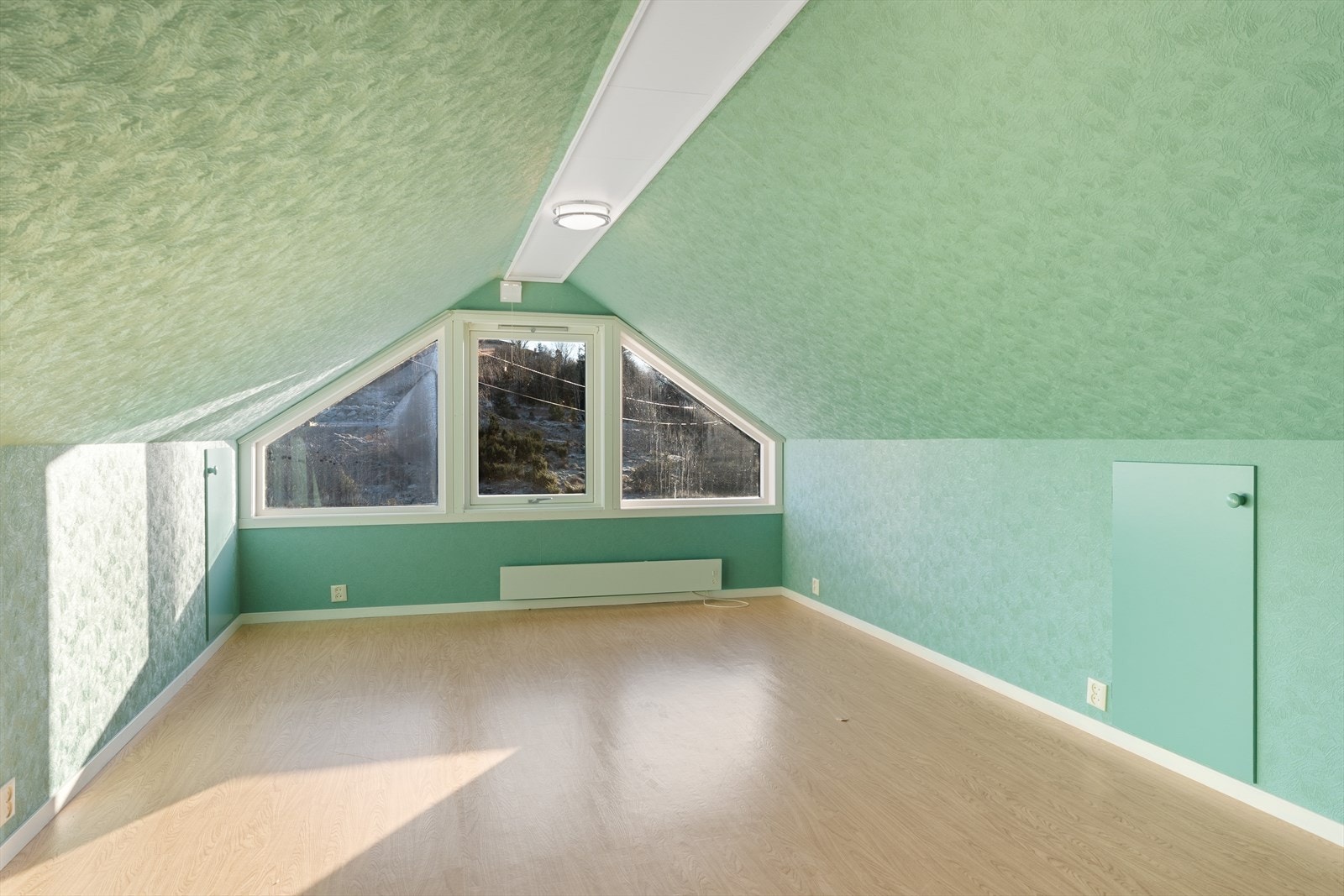 Begge soverommene er av god størrelse og har store vinduer som slipper inn masse dagslys Galleribilde