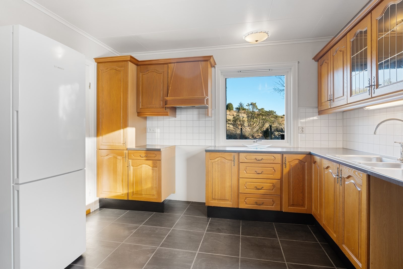 Boligen har et stort kjøkken med masse skap- og benkeplass Galleribilde