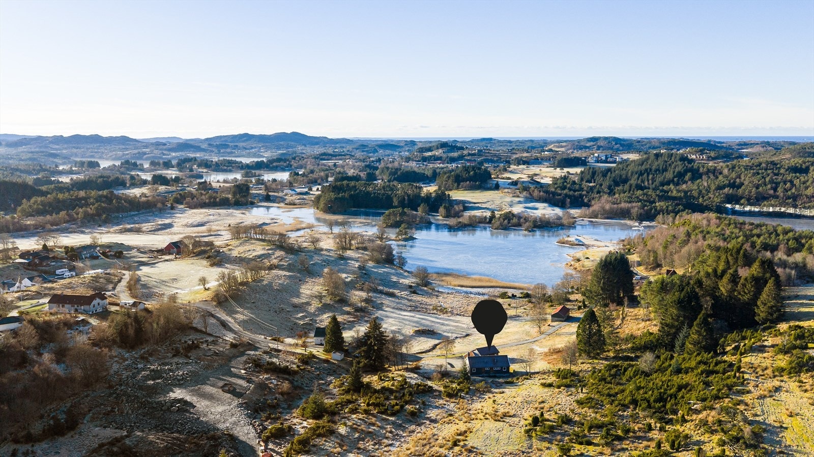 Her bor du i rolige og naturskjønne omgivelser med ca. 2,5 km til Sveio sentrum hvor du finner både skoler, barnehager, butikker og idrettsanlegg Galleribilde