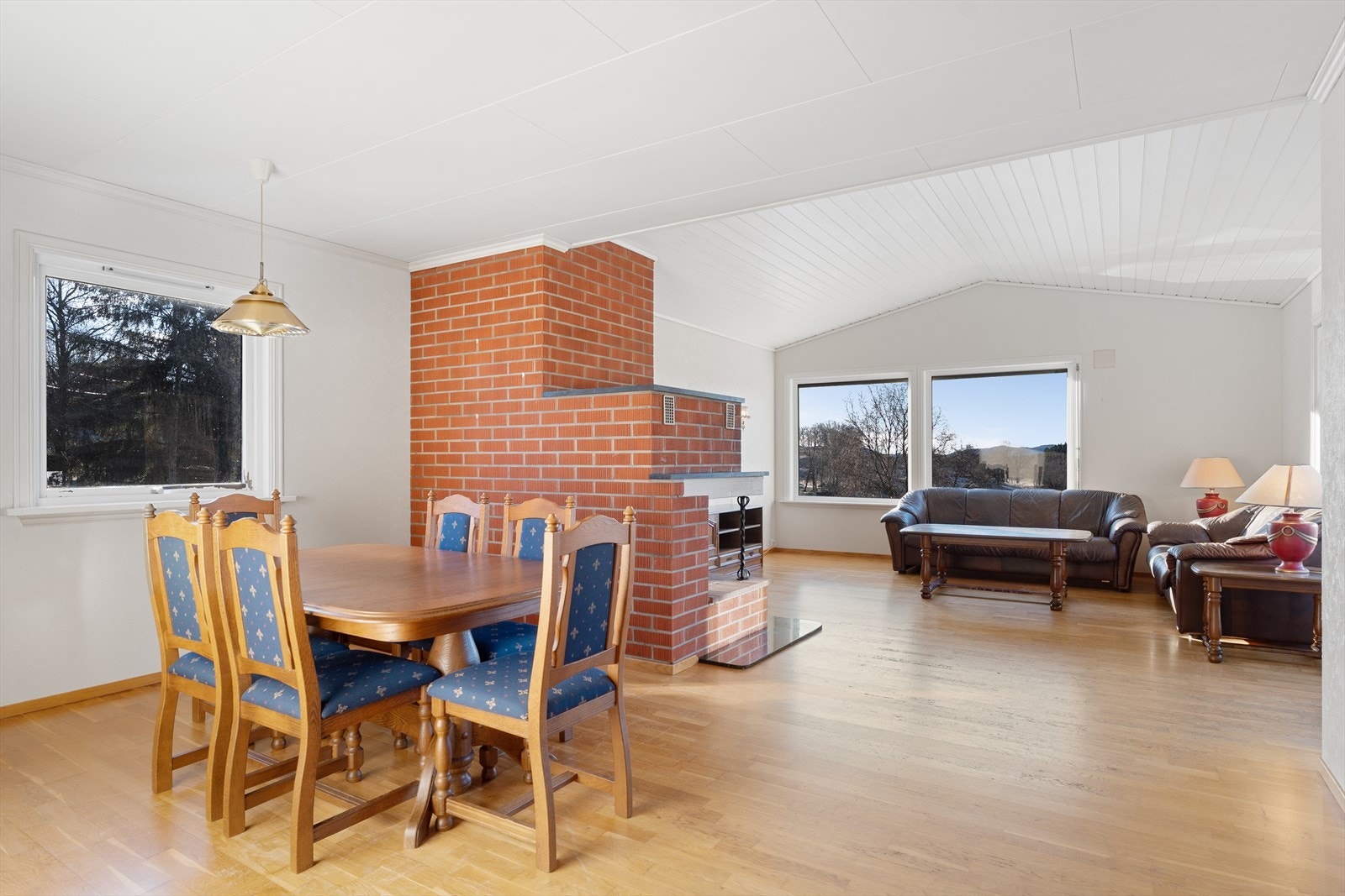 Store vinduer sørger for masse naturlig lysinnslipp Galleribilde