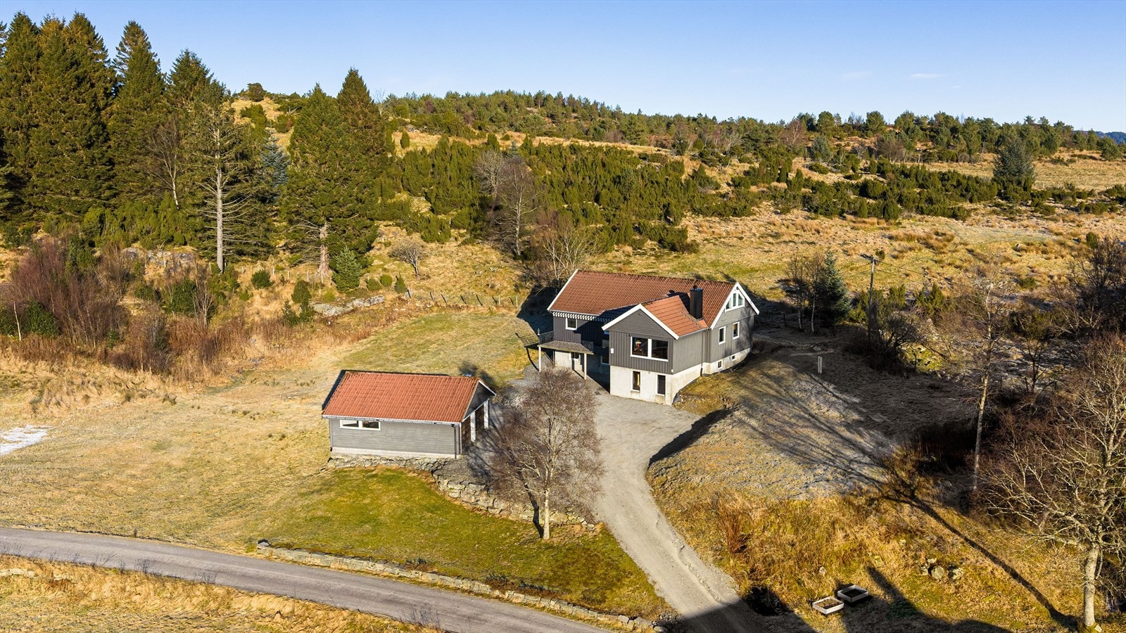 Tomten har et areal på hele 1 643,3 kvm og byr på rikelig med boltreplass for hele familien Galleribilde