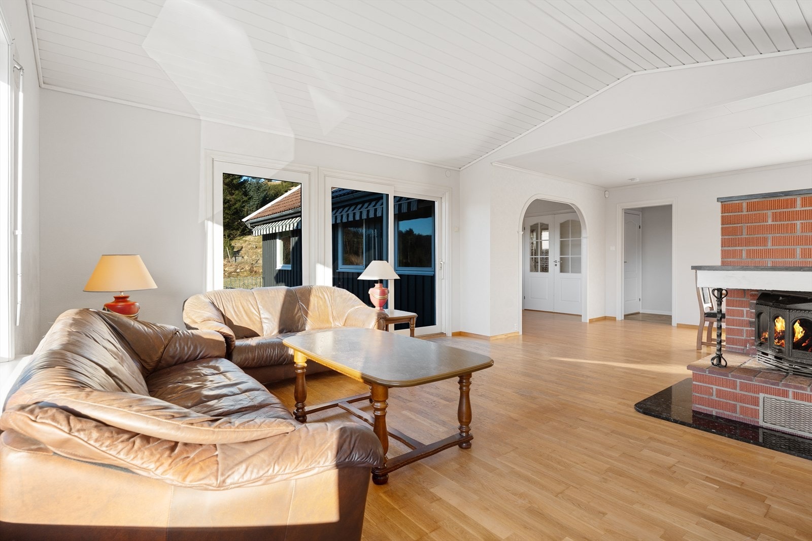 Generøs takhøyde i deler av stuen bidrar til en god romfølelse Galleribilde