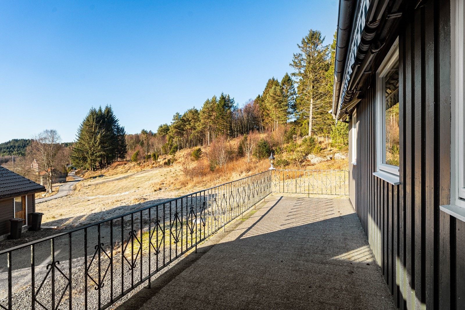 Fra stuen er det utgang til stor terrasse med god plass til utemøblement Galleribilde