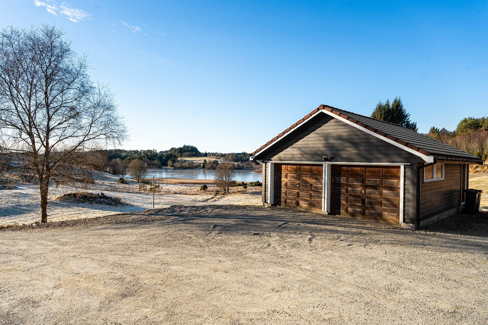Det er rikelig med parkeringsplass i det står gårdsrommet samt i den doble garasjen Galleribilde