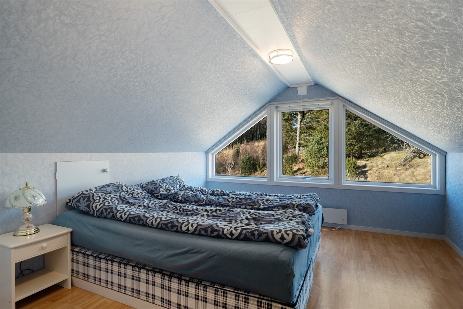 I boligens loftsetasje finner du ytterligere to soverom og en gang - det presiseres at rommene i denne etasjen ikke er godkjent som oppholdsrom Galleribilde