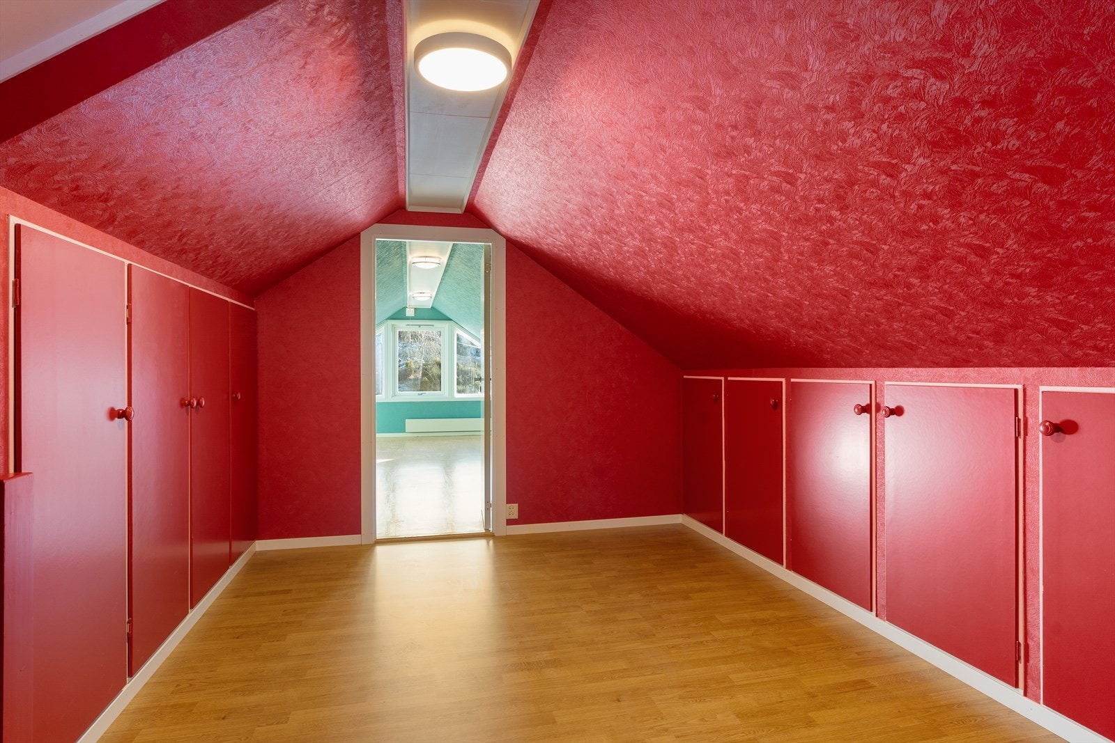 Gangen har godt med oppbevaringsplass i plassbygde skap Galleribilde