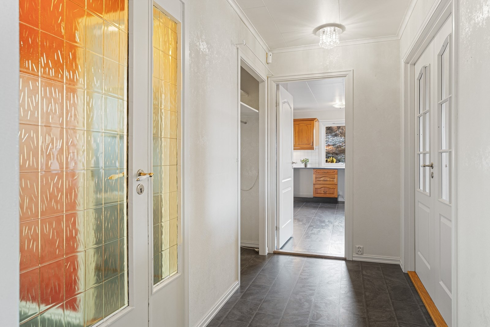 Lys og pen gang med plass til sko og yttertøy i nisje Galleribilde