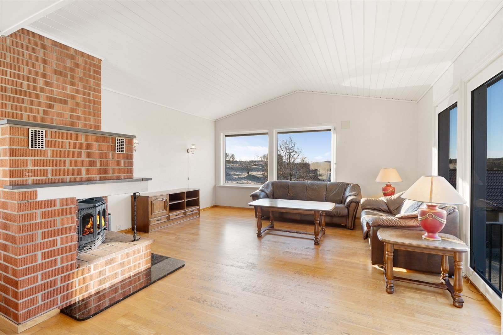 Boligen kan by på en stor og lys stue med god plass til sofagruppe og spisebord Galleribilde