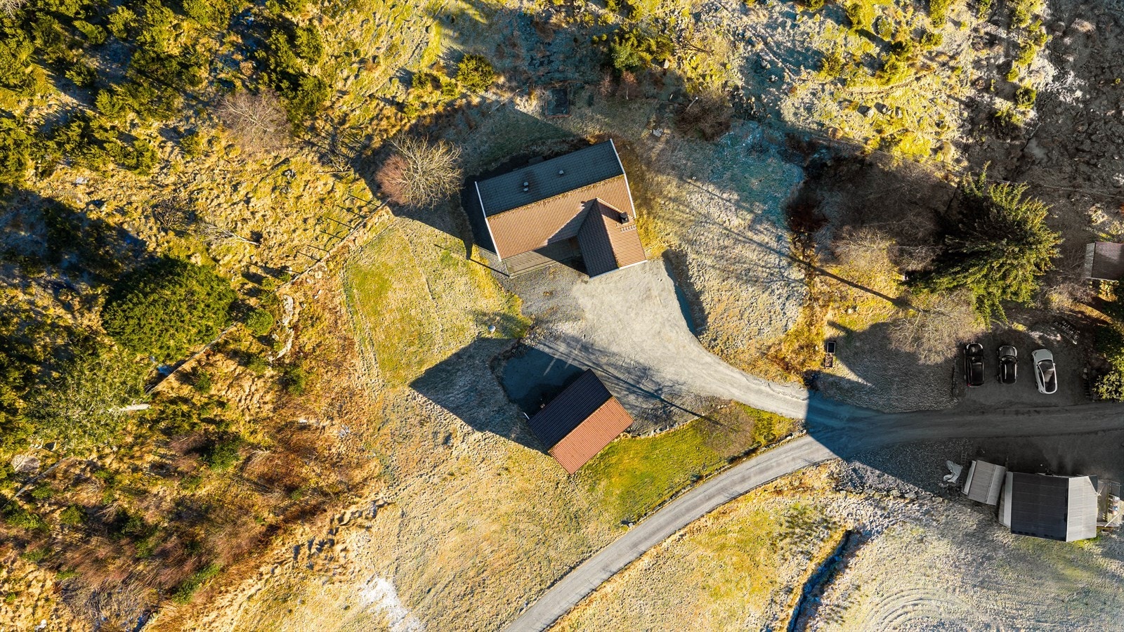 Tomten er opparbeidet med plen og noe beplantning, samt gruset innkjørsel og gårdstun Galleribilde