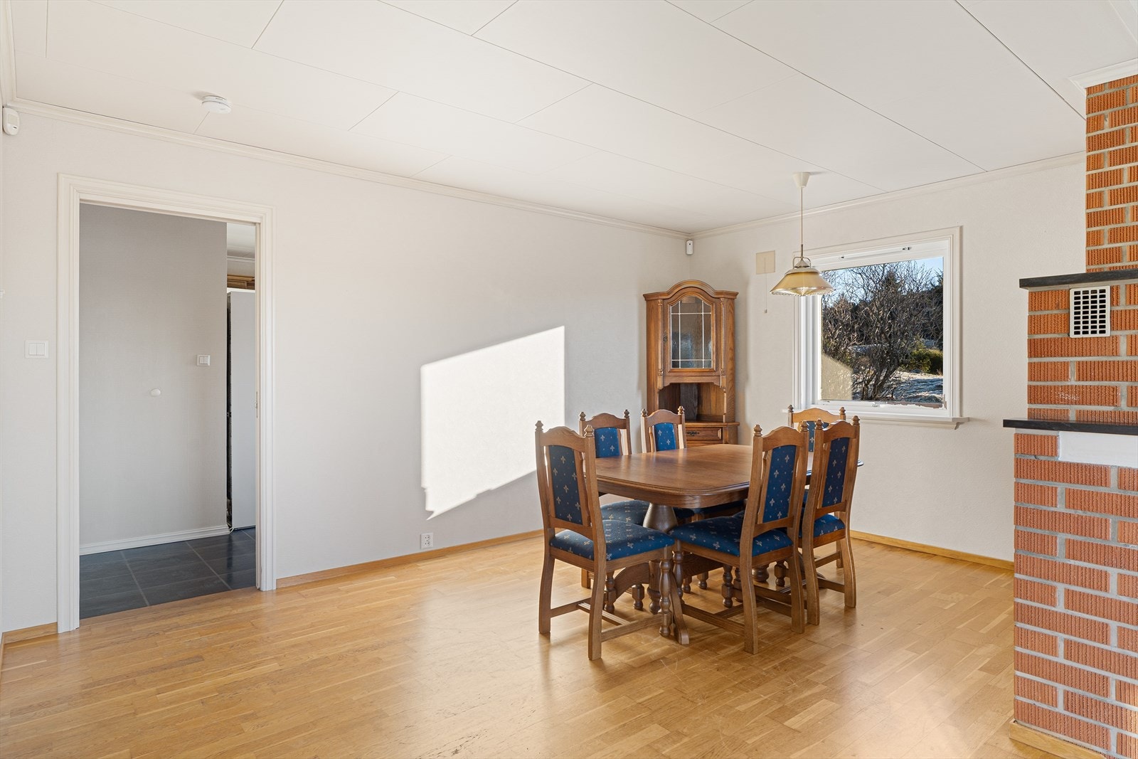 Gled deg til å invitere venner og familie til et bedre måltid samlet rundt spisebordet Galleribilde