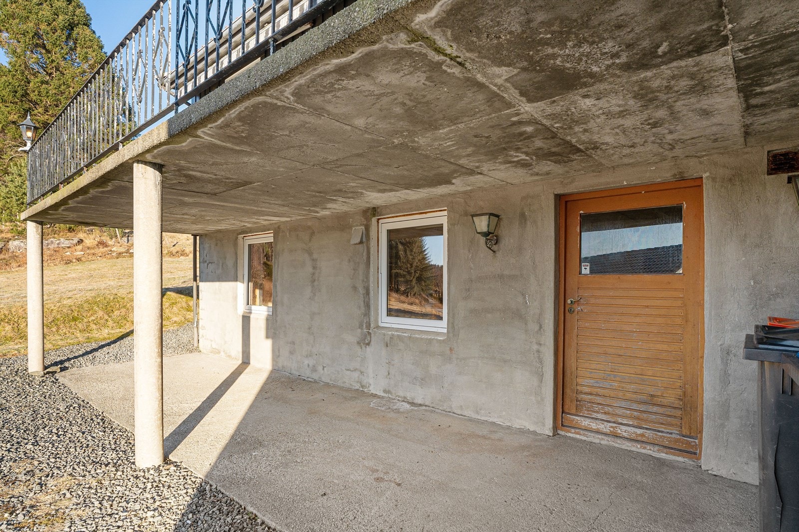 Underetasjen har egen inngang - meget praktisk dersom innredning av underetasjen ferdigstilles Galleribilde