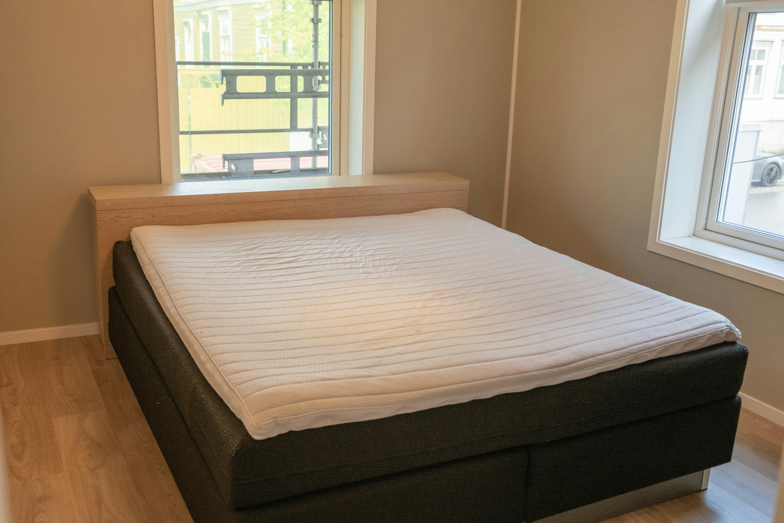 Romslig soverom med 180cm seng og garderobeskap Galleribilde