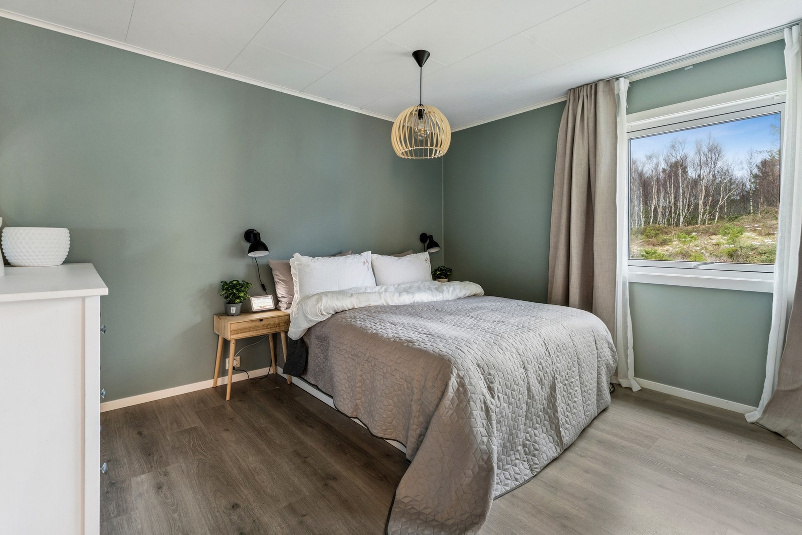 Hovedsoverommet er av god størrelse og ligger i hovedetasjen. Galleribilde