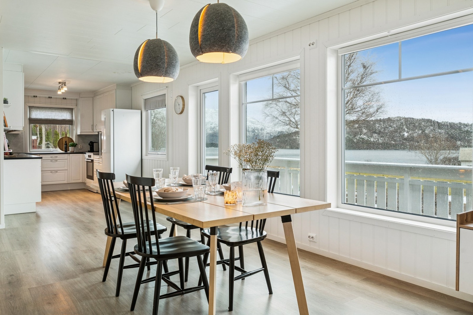 Her kan du nyte måltidene med den fantastiske utsikten i bakgrunnen. Galleribilde