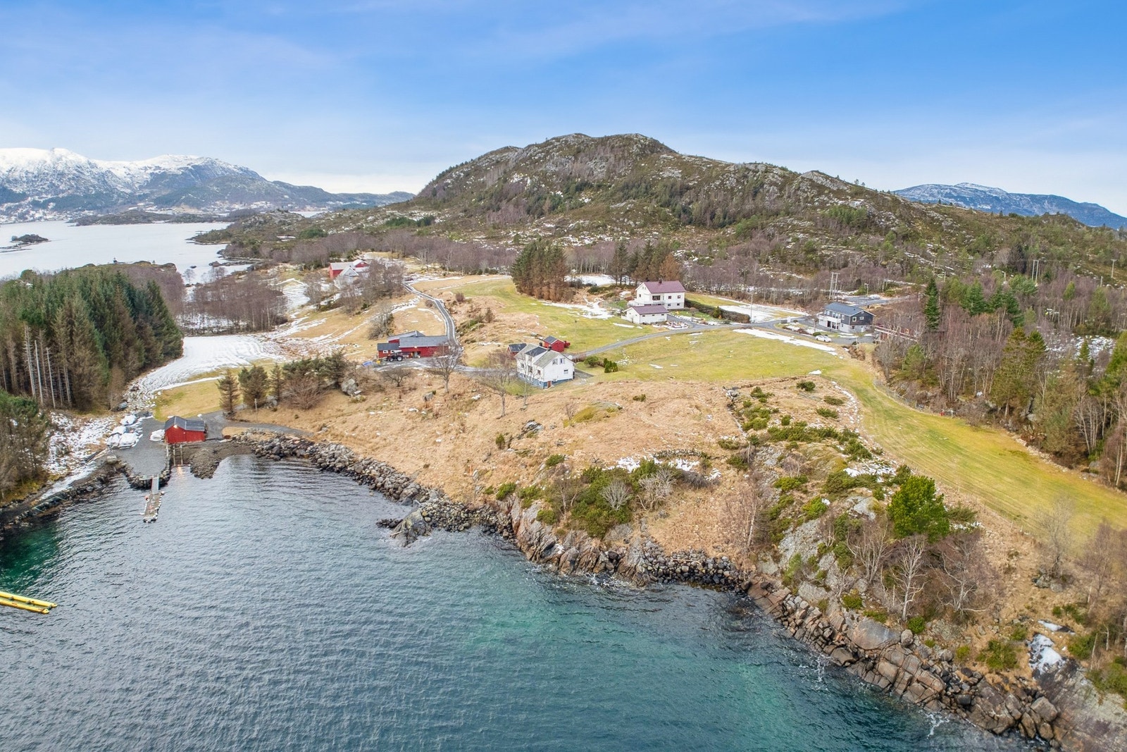 Eiendommen ligger fantastisk til i Røyra, her får du en fredelig beliggenhet hvor du kan nyte hverdagen. Galleribilde