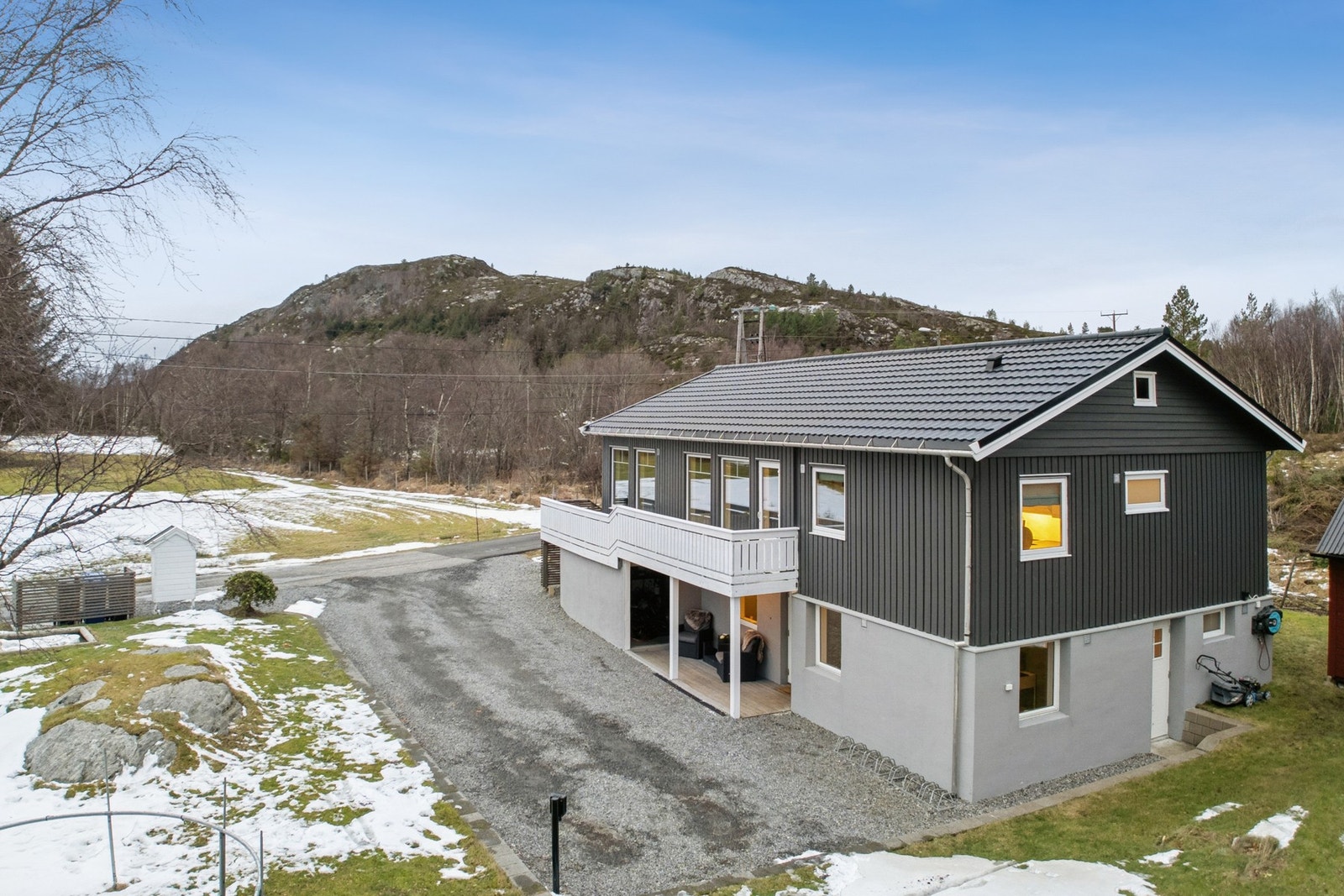 Vi kan her by på terrasse rundt huset og en platting på bakkeplan, her er det bare å bevege seg etter solen. Galleribilde