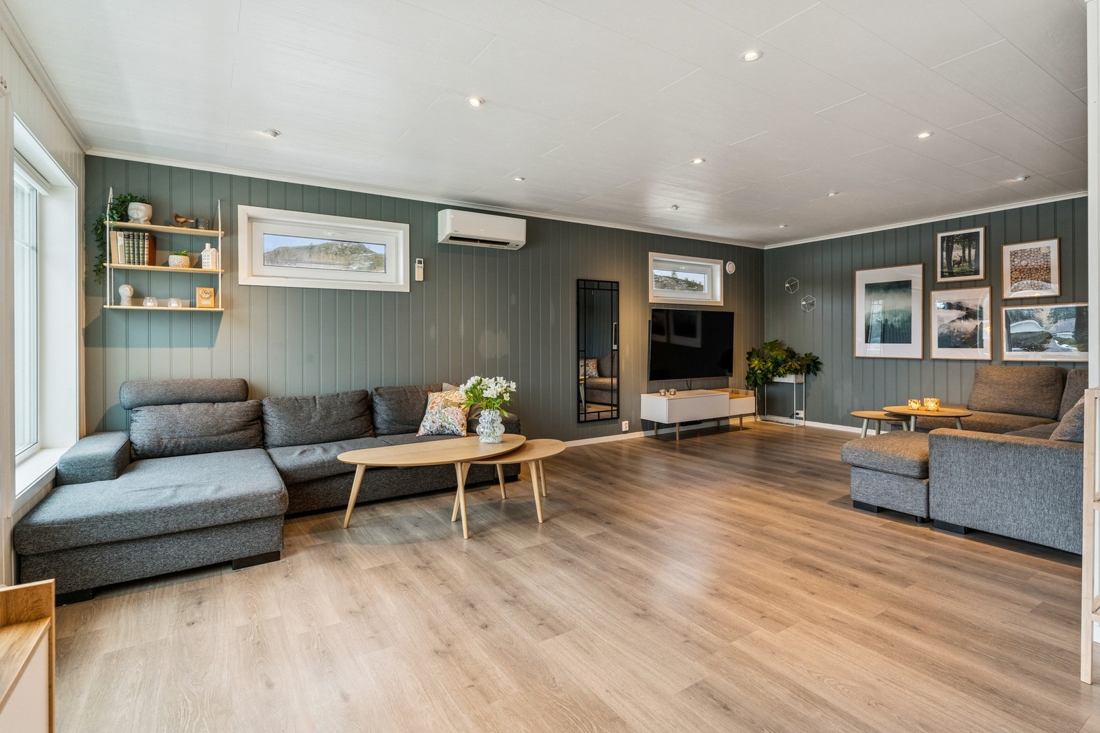 Du har en kjekk åpen stue- og kjøkkenløsning som gir deg en sosial hovedetasje. Galleribilde