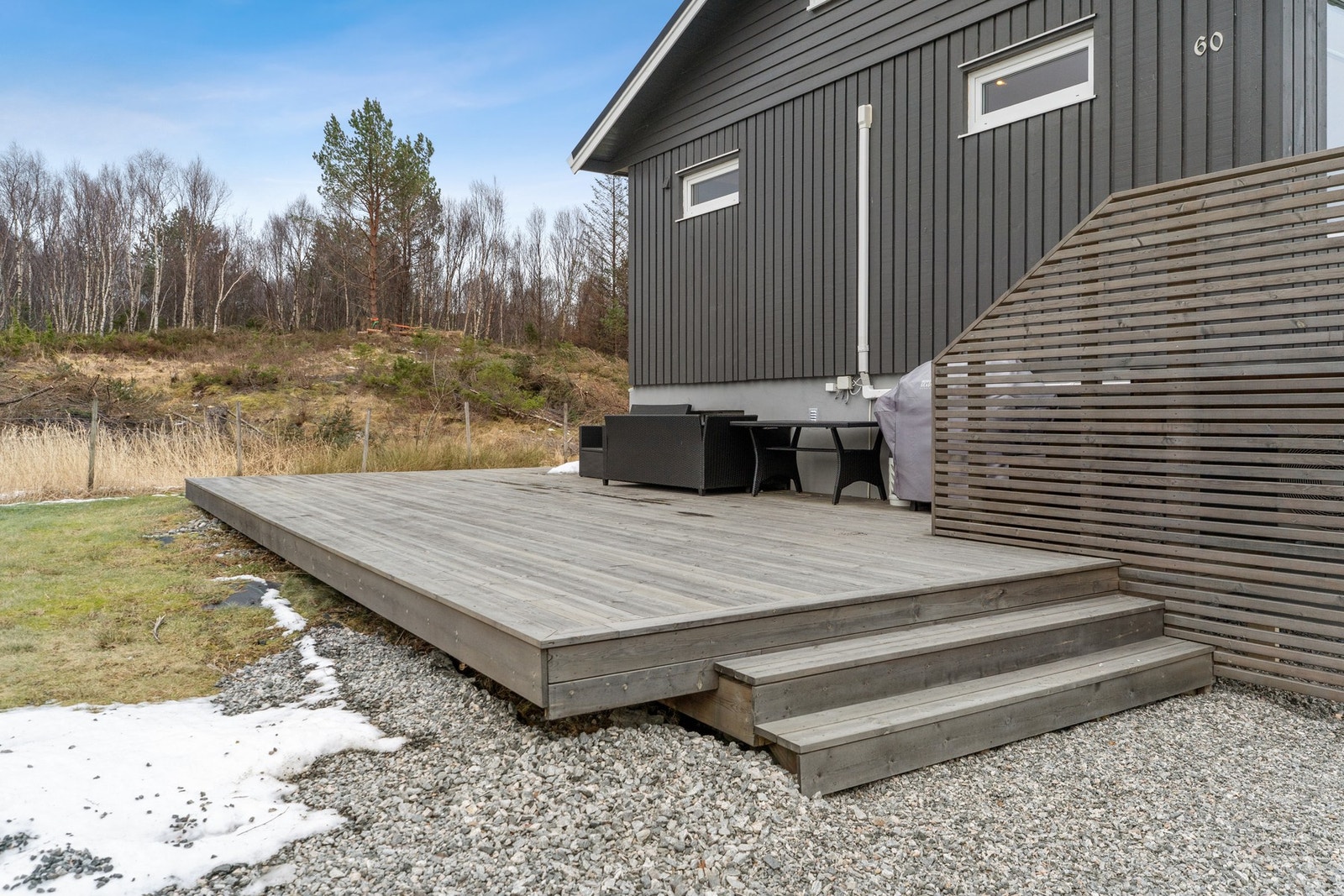 Terrasse på bakkeplan hvor du kan nyte kveldssolen. Galleribilde