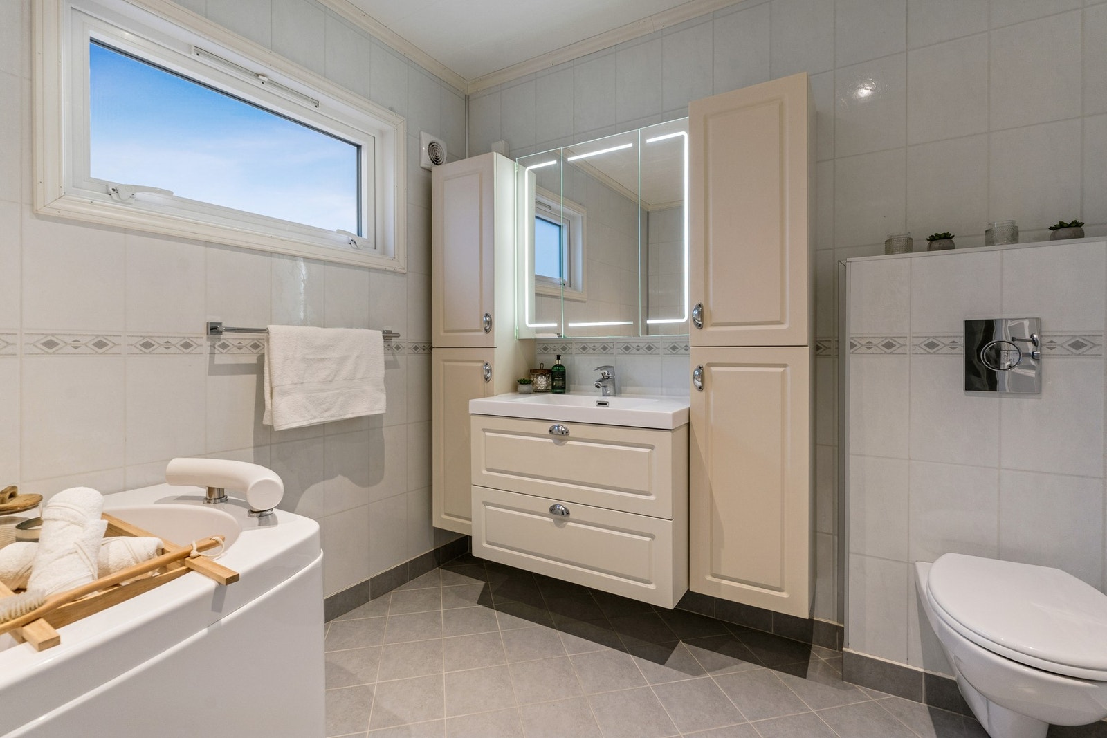 Stilrent bad fra 2016 med fliser på både vegger og gulv. Galleribilde