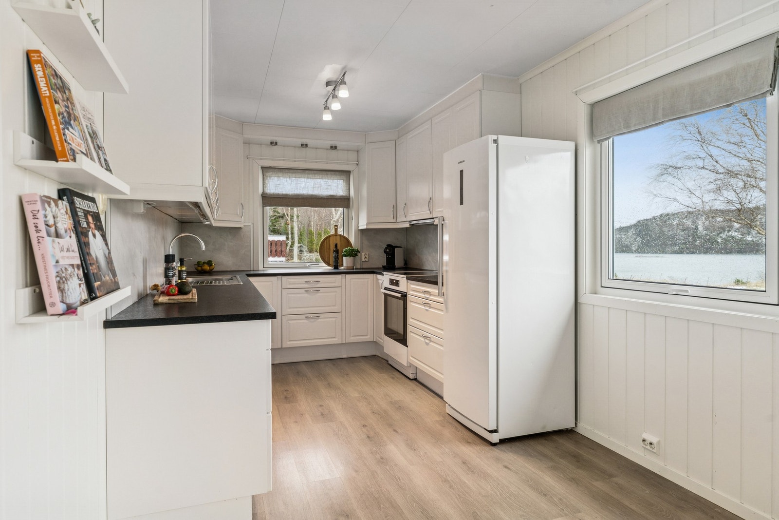 Det praktisk plasserte vinduene gjør at du får en fin atmosfære inne på kjøkkenet. Galleribilde