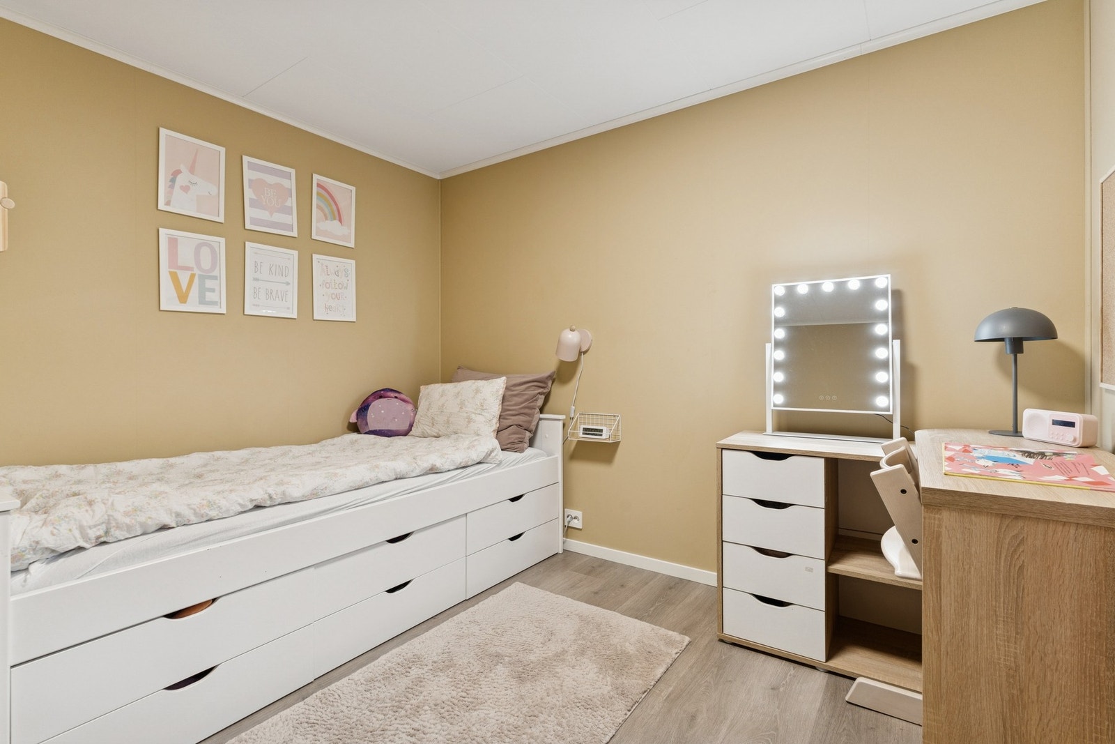 Soverom to har vindu mot baksiden av boligen og er malt i en lun fargetone. Galleribilde