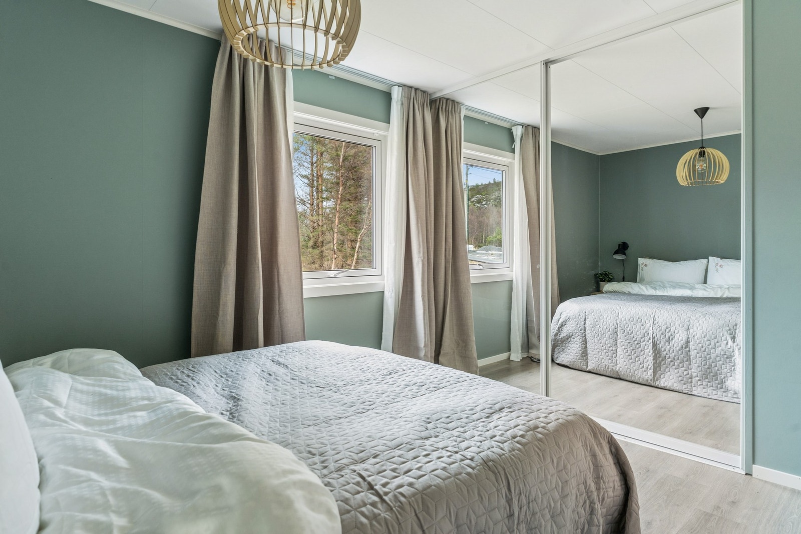 Det er satt inn skyvedørsgarderobe med speildører til oppbevaring. Galleribilde