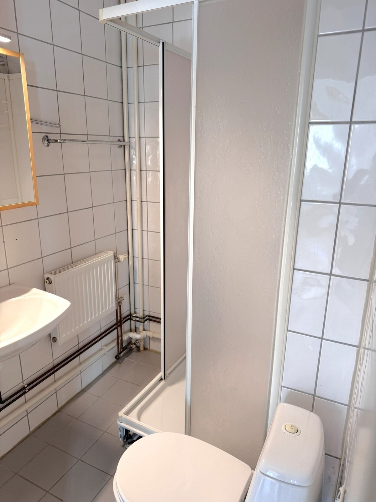 Flislagt bad. Felles vaskerom i kjeller Galleribilde