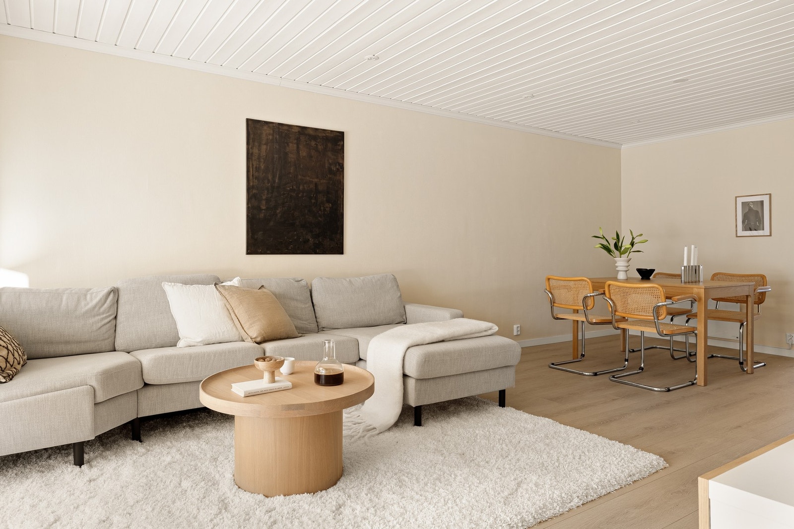 Her er det 1-stavs laminat på gulv, som også er gjennomgående i hele leiligheten, samt spotter i tak, Galleribilde