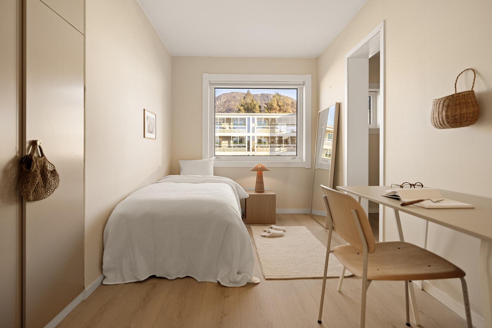 Dette er også av god størrelse og har god plass til seng, nattbord og annet møblement. Galleribilde