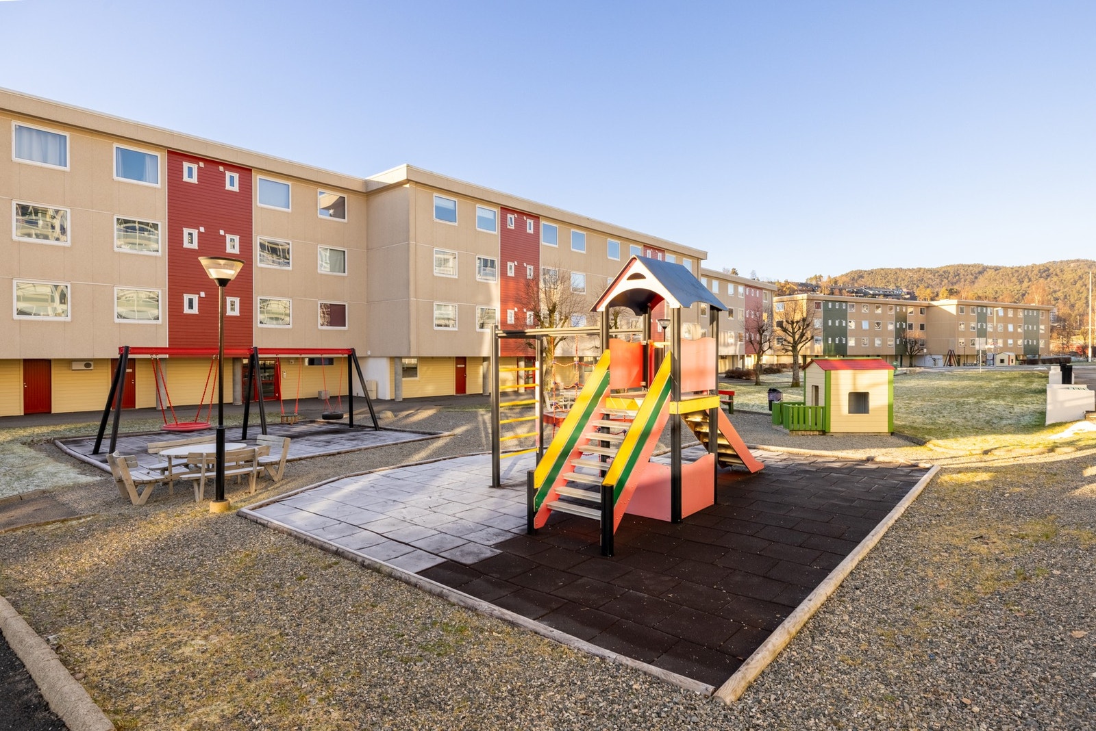 Det er pent opparbeidede fellesarealer i form av lekeplasser, grøntarealer og diverse sitteplasser. Galleribilde