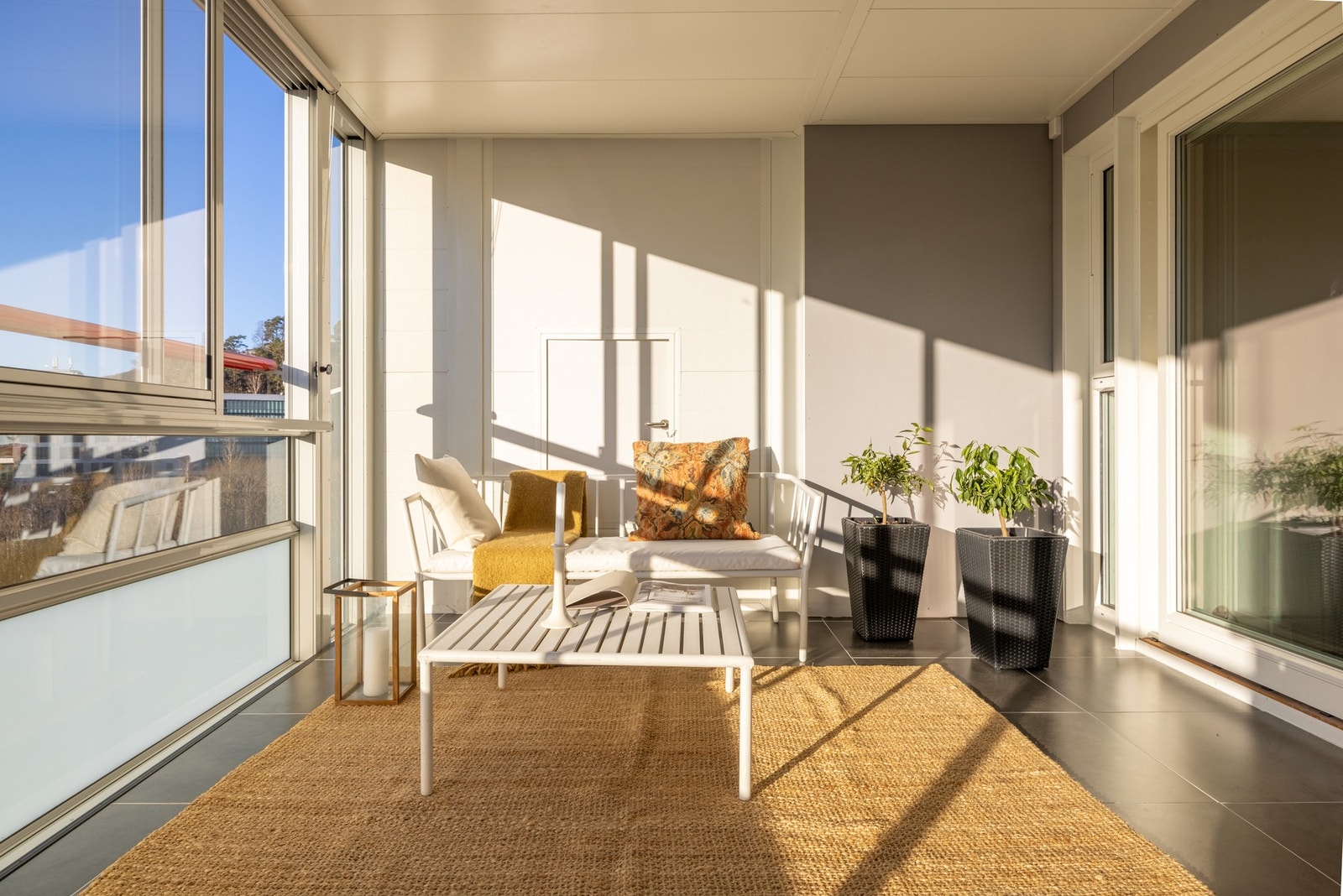 Vi begynner på den innglassede balkongen som måles til 19 kvm. Galleribilde