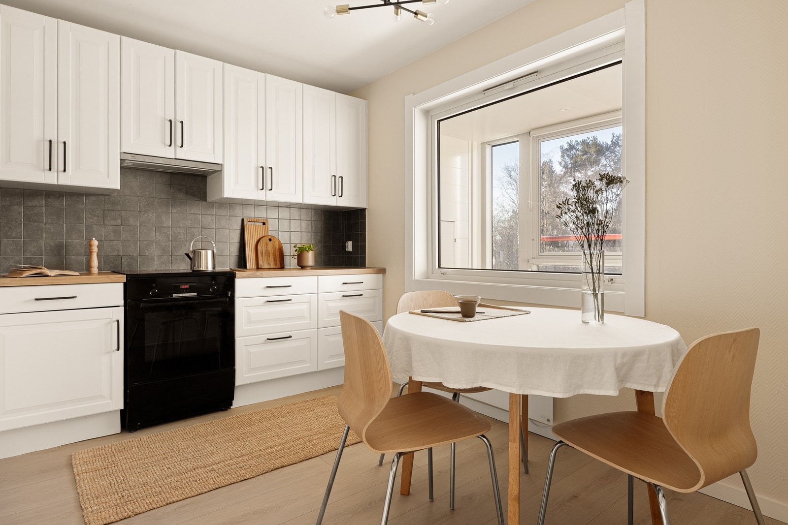 Her er det godt med oppbevaringsplass i skuffer og skap, og arbeidsplass på benkeplaten. Galleribilde