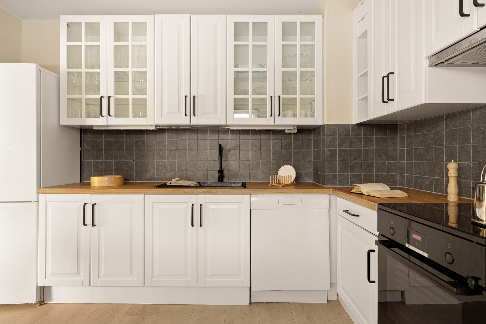 På kjøkkenet er det også plass til å møblere med et lite spisebord. Galleribilde