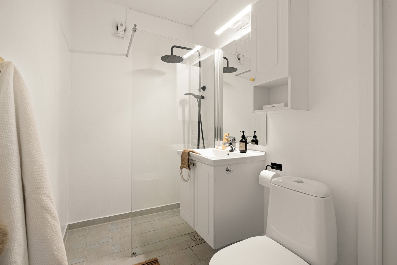 Badet måles til 3,6 kvm. og er fliselagt på gulv og våtromstapet på vegg. Galleribilde