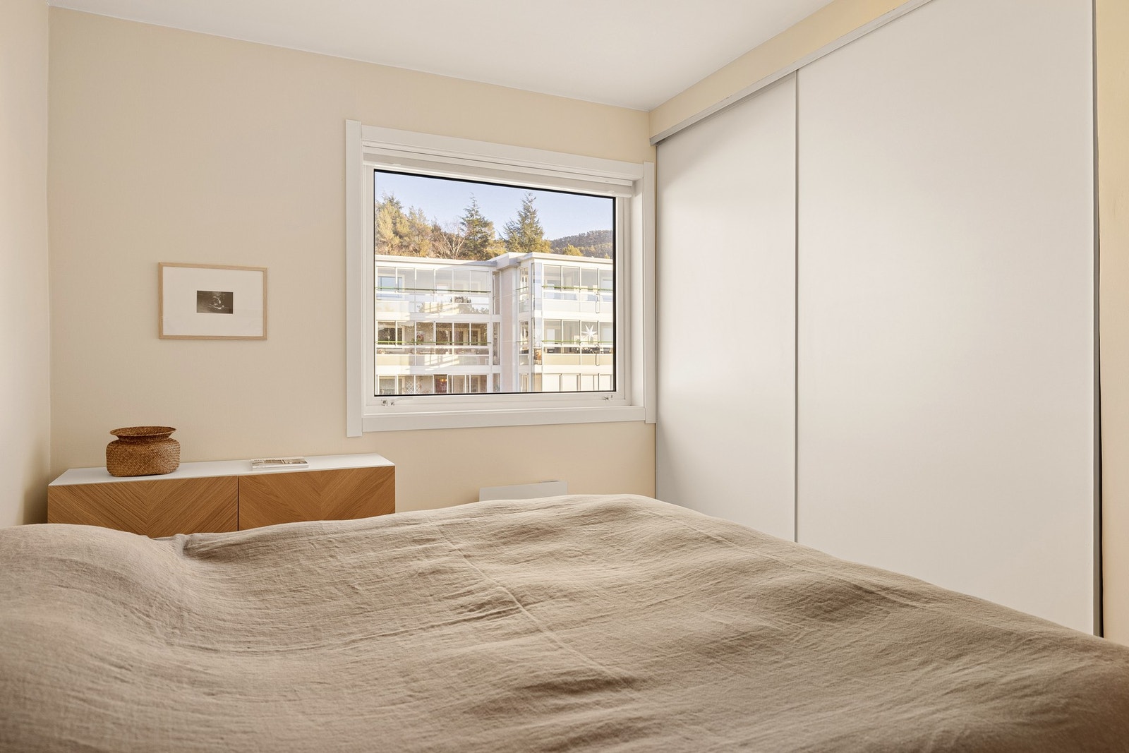 På dette soverommet er det en praktisk skyvedørsgarderobe med godt med oppbevaringsplass. Galleribilde