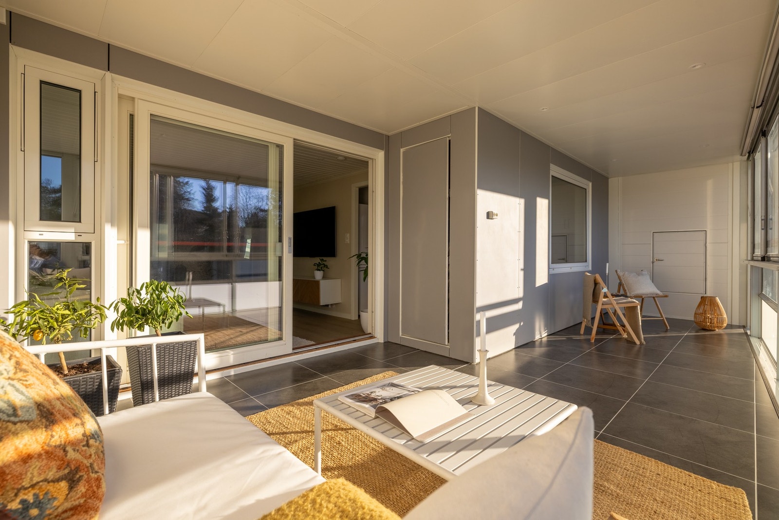 Balkongen er også vendt mot sørvest og har dermed svært gode solforhold på dag- til kveldstid. Galleribilde