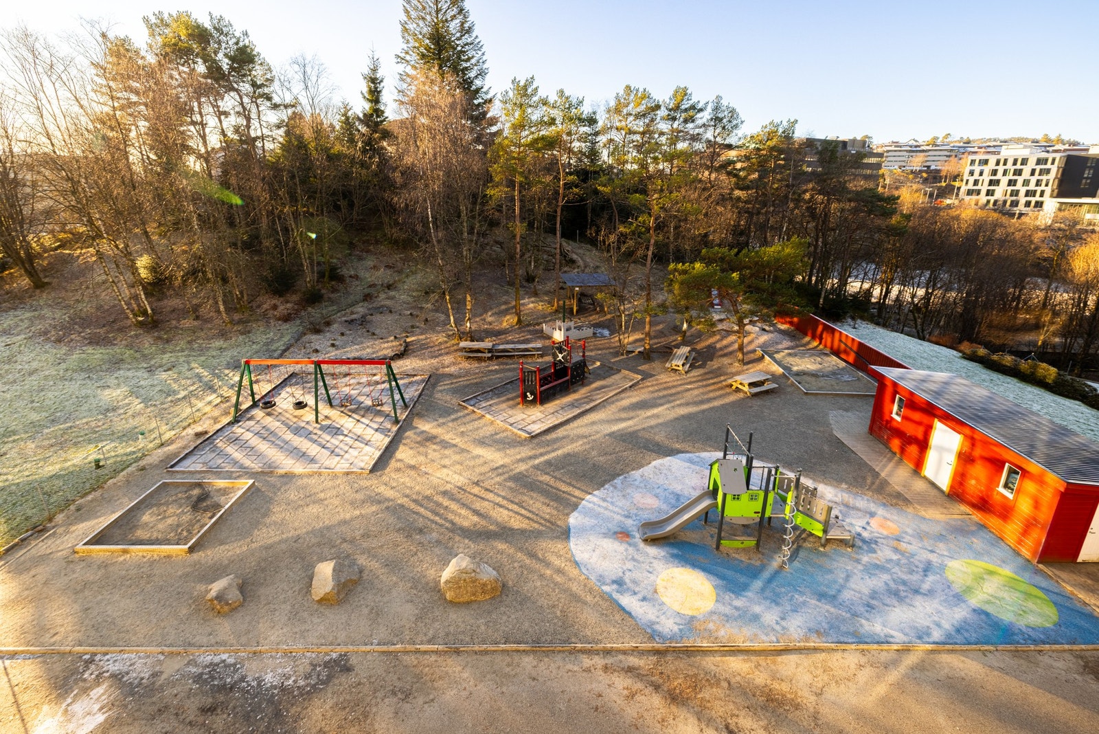 Utsikt mot blant annet borettslagets felles arealer. Galleribilde