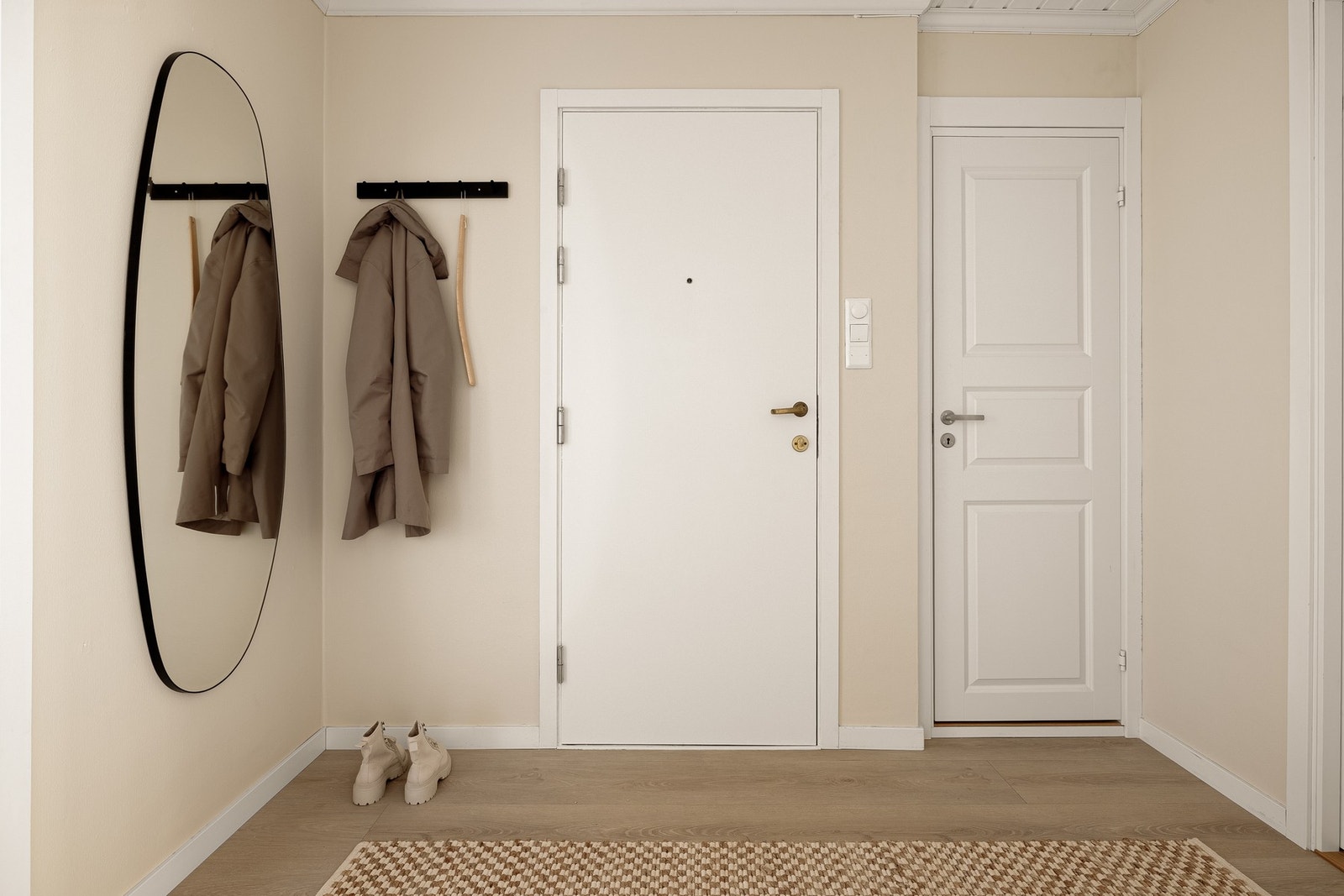 Leilighetens entré måles til 5 kvm. og har god plass til å henge fra seg yttertøy og sko. Galleribilde