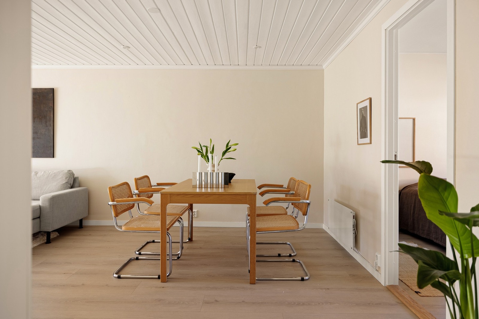 Man har god plass til den favoriserte sofakroken og spisebord. Galleribilde