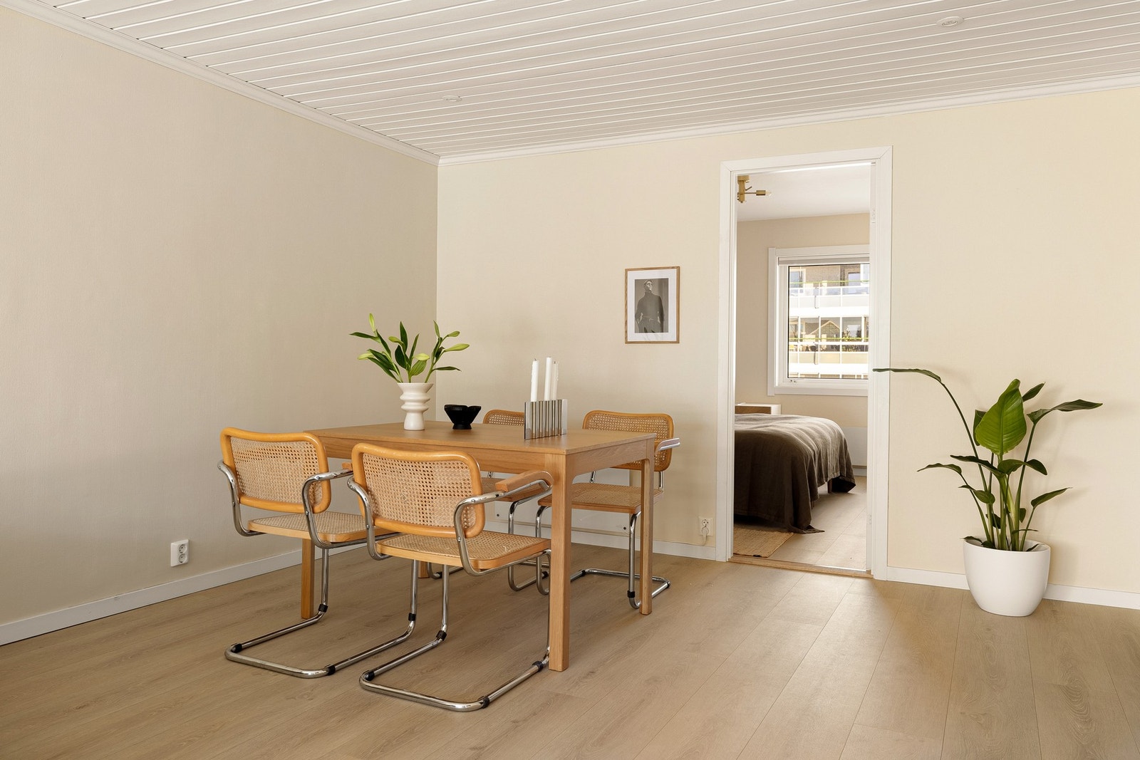 Rommets størrelse og planløsning lager god plass til å møblere i forskjellige soner. Galleribilde