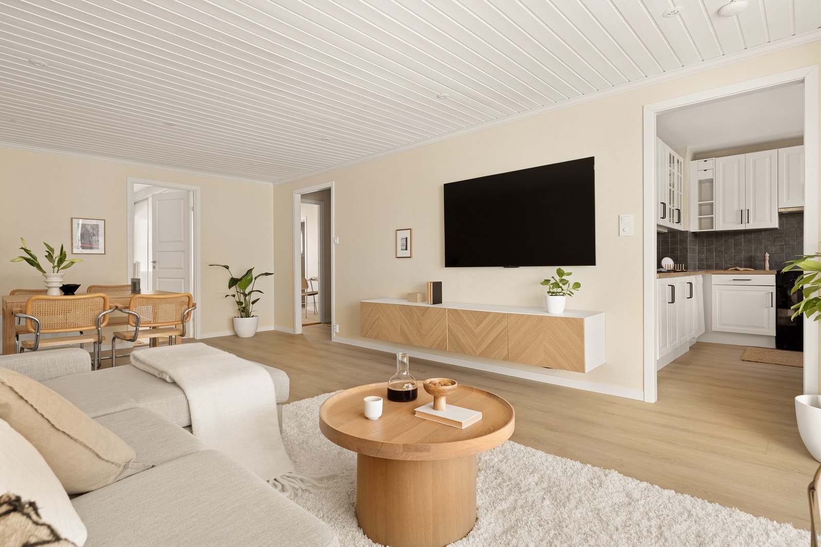 Dette er en 3-roms toppleilighet med en innglasset balkong. Galleribilde