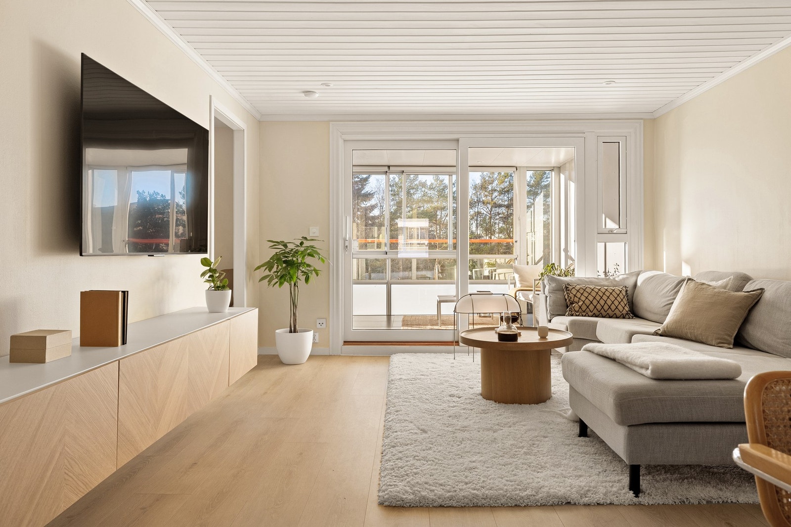 Vi beveger oss inn i stuen og kjøkkenet som er like ved. Galleribilde