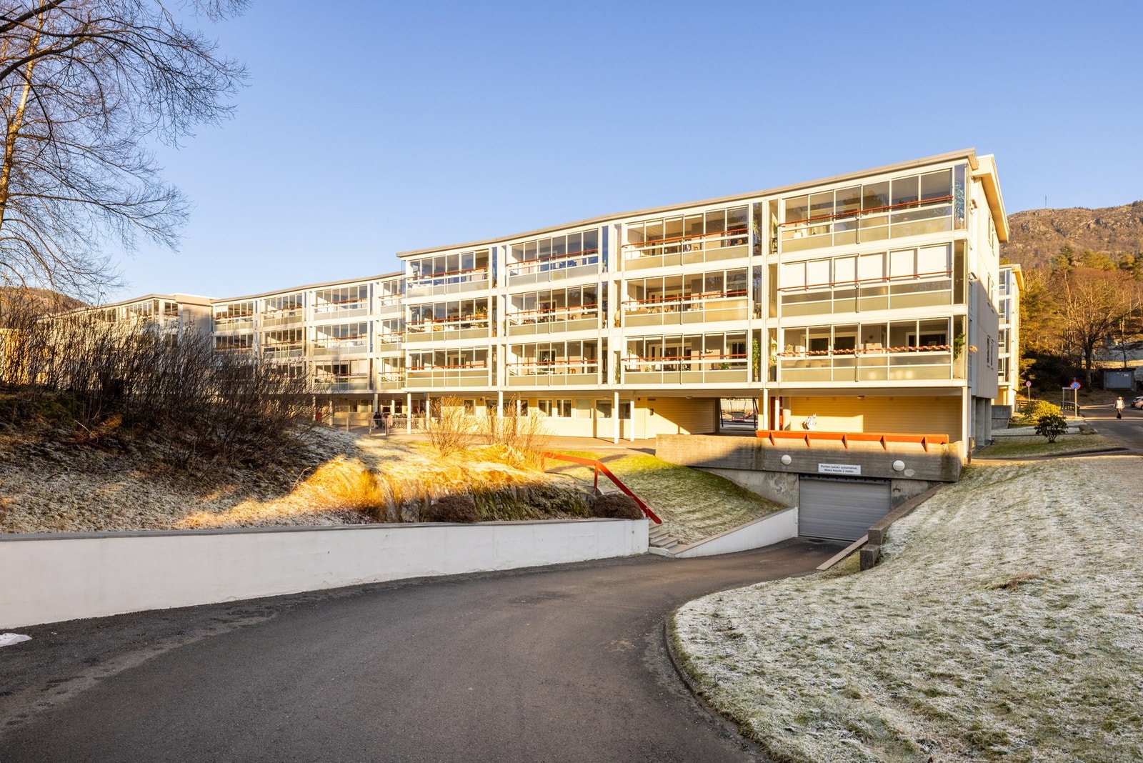 Borettslaget har også parkeringsplasser til leie som fordeles etter søknad og venteliste. Galleribilde