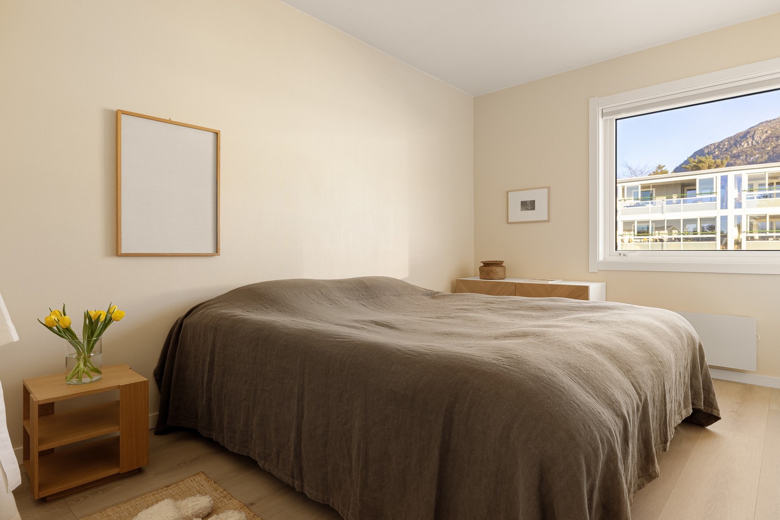 Hovedsoverommet er av god størrelse og har god plass til en stor dobbeltseng med nattbord på hver side. Galleribilde