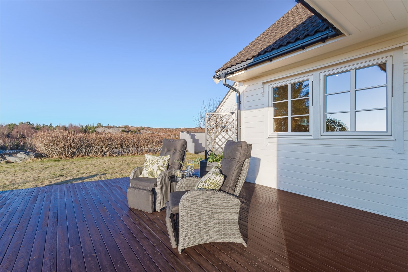 Terrassen kan enkelt møbleres i flere soner og byr på god plass til både spisegruppe og loungemøbler. Galleribilde