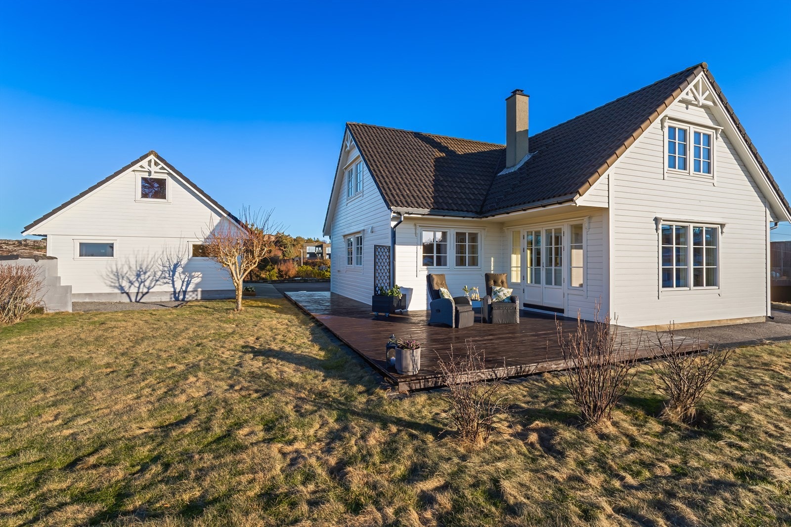 Det er kort vei til Landro skole og Tranevågen ungdomsskole, samt flere barnehager i nærområdet. Galleribilde
