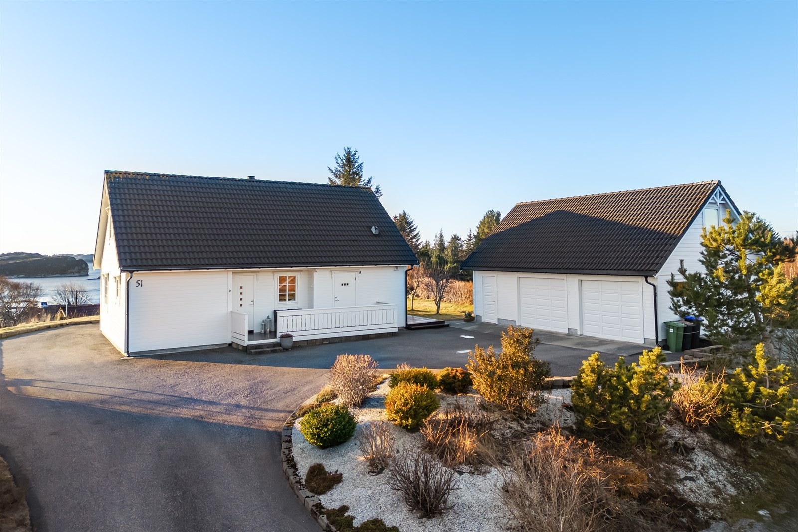 Ågotnes sentrum ligger kun en kort kjøretur unna og tilbyr et godt utvalg av daglige servicetilbud. Galleribilde