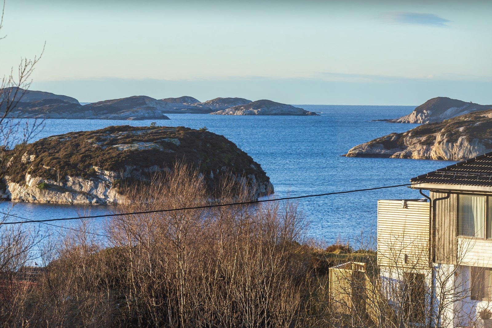 Eiendommen ligger pent til med flott utsikt og omkringliggende naturområder. Galleribilde