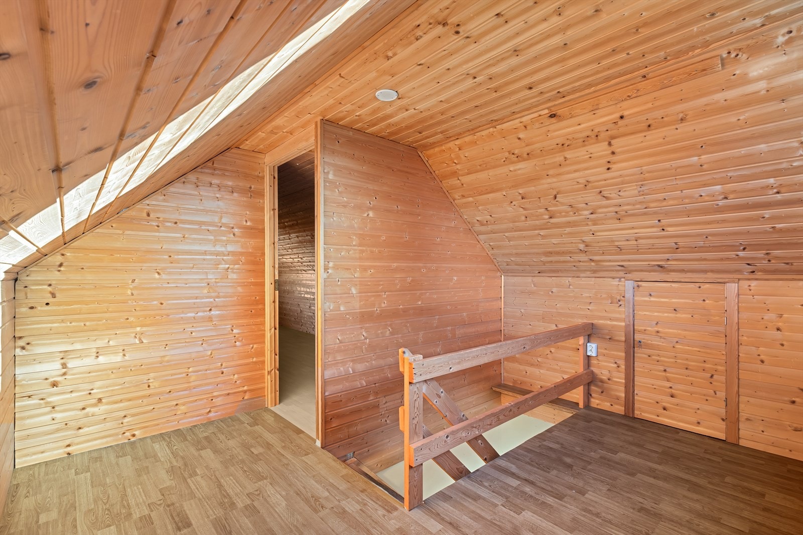 I andre etasje finner man et romslig garasjeloft. Galleribilde