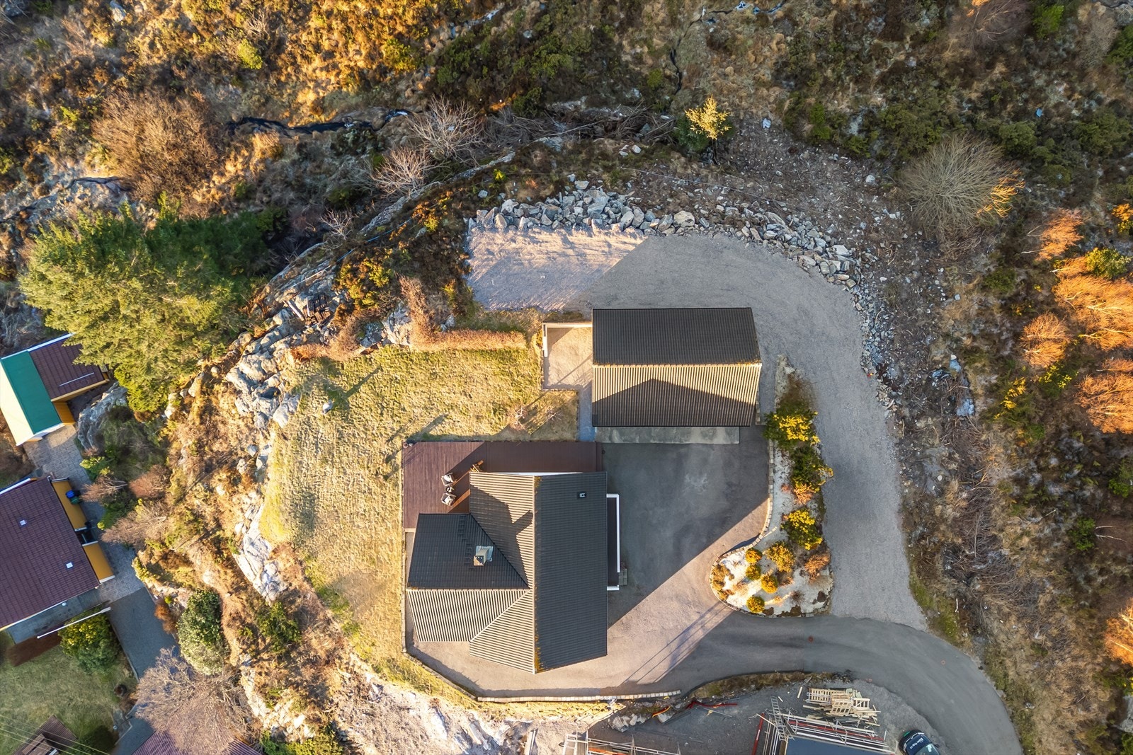 Oversiktsbilde viser eiendommens plassering i naturskjønne omgivelser. Galleribilde